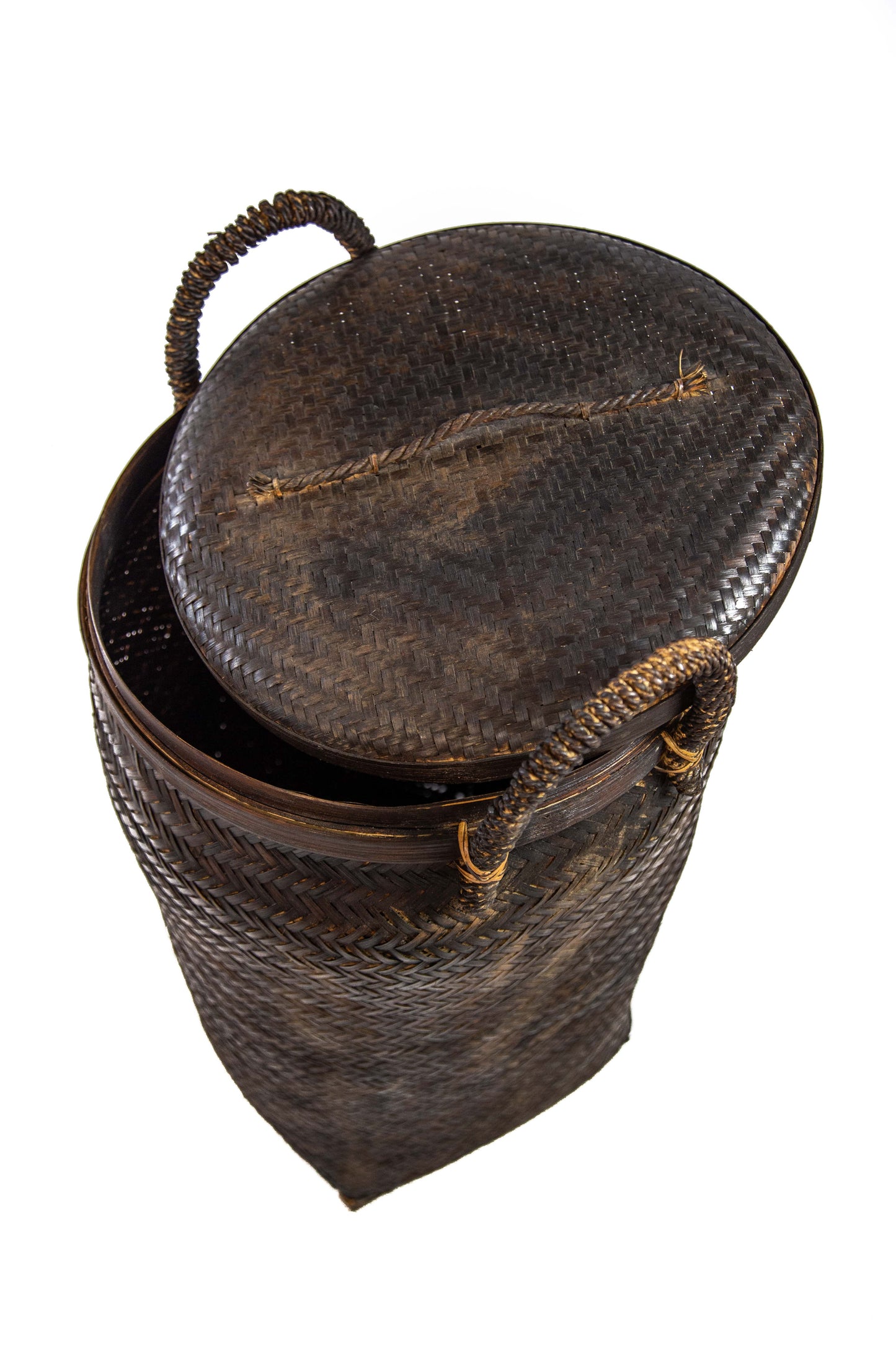 Cesta de bambú antigua