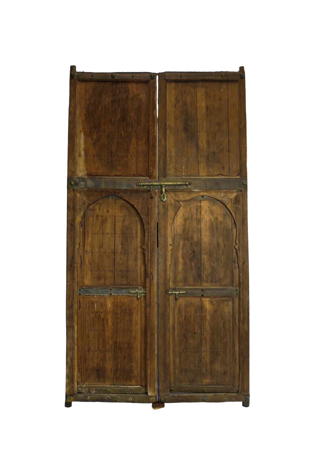 Puerta alta de madera natural