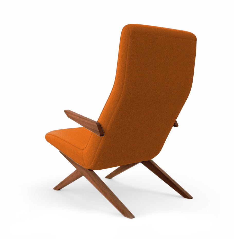 Sillón Cassina con respaldo alto y estructura de roble tintado